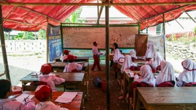 Sekolah Rusak, Puluhan Siswa SD dalam tempat Bantargebang Belajar di dalam area Tenda Darurat